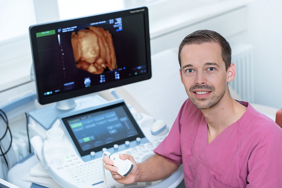 Dr. Marcus Riemer sitzt vor einem Ultraschallgerät  Dr. Marcus Riemer sitzt vor einem Ultraschallgerät