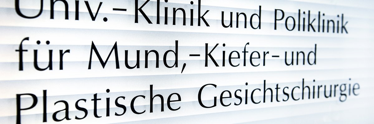 Schild mit der Aufschrift Univ. Klinik und Poliklinik für Mund-,Kiefer und Plastische Gesichtschirurgie