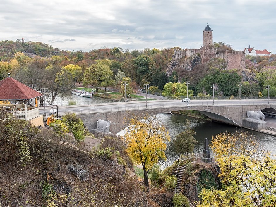 Blick auf die Saale in Halle im Herbst