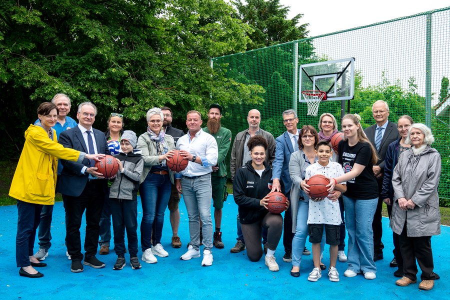 Gruppe von Menschen mit Basketbällen auf einem Basketballplatz.  Gruppe von Menschen mit Basketbällen auf einem Basketballplatz.