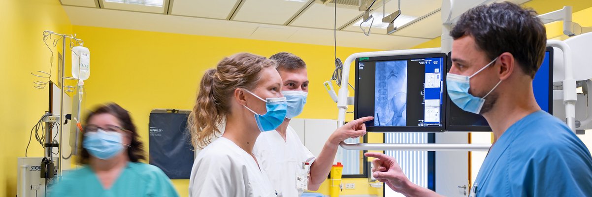 Medizinisches Personal im Gespräch in einem Behandlungszimmer