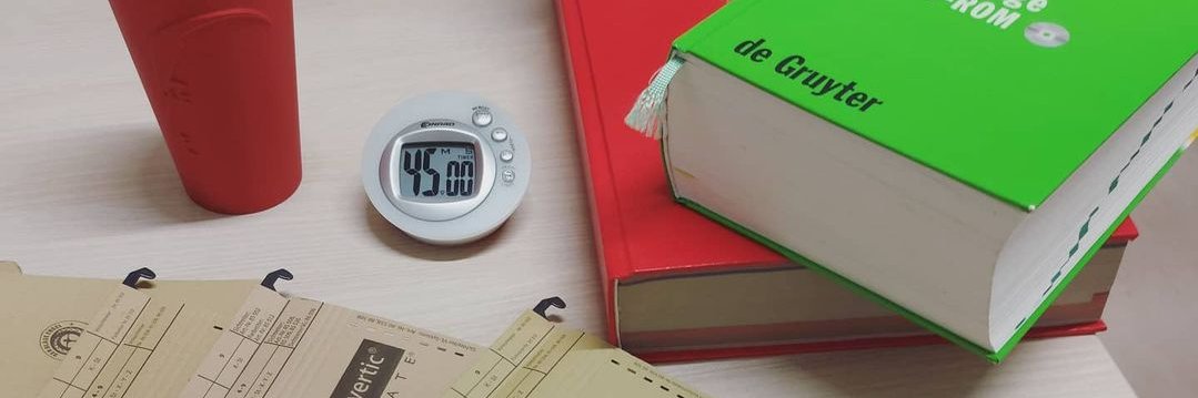 Symbolfoto Assessment Center: Karteien, Bücher, ein Schädel-Modell und weitere Utensilien liegen auf einem Tisch.