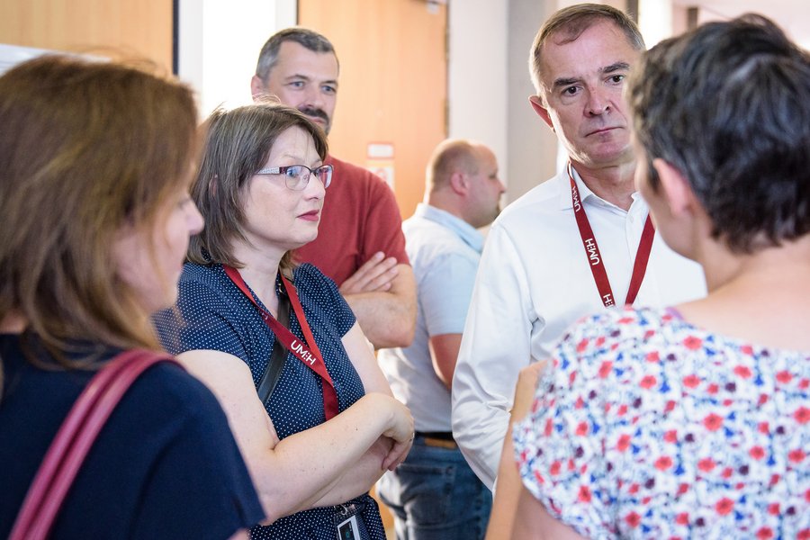 Dr. Katja Pähle und Marco Tullner sprechen mit einer Frau, die von hinten zu sehen ist. Links ist von schräg hinten Prof. Dr. Heike Kielstein zu sehen, im Hintergrund Alexander Beblacz.  Dr. Katja Pähle und Marco Tullner sprechen mit einer Frau, die von hinten zu sehen ist. Links ist von schräg hinten Prof. Dr. Heike Kielstein zu sehen, im Hintergrund Alexander Beblacz.