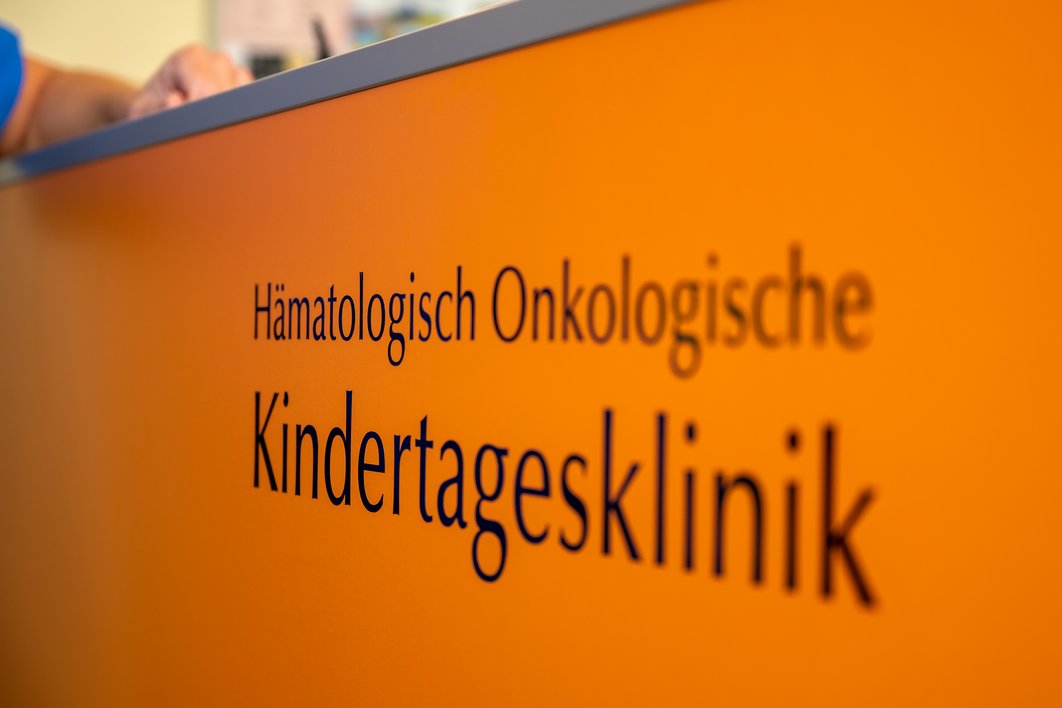 Schild mit der Aufschrift Hämatologisch Onkologische Kindertagesklinik