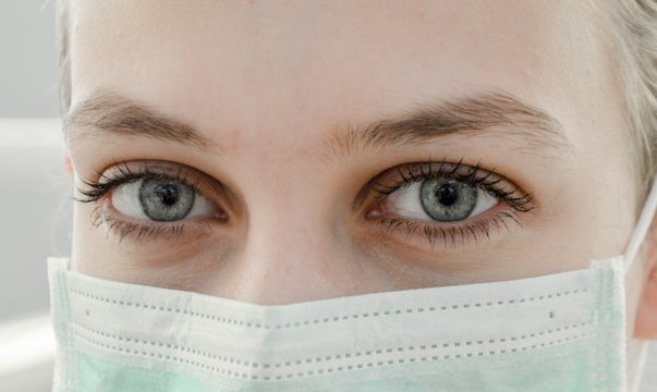 Wir betreuen in mehr als 30 Kliniken, Instituten und Abteilungen etwa 40.000 stationäre und 195.000 ambulante Patient:innen pro Jahr.