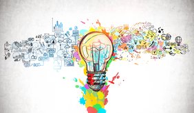 Grafik: Eine bunte Glühbirne im gezeichneten Stil ist in der Mitte zu sehen. Rechts davon Icons und Begriffe aus dem Bereich Kreativität; links davon Icons und Begriffe aus dem Bereich Wirtschaft.
