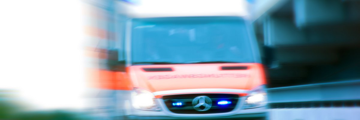 Rettungswagen in schneller Fahrt vor UKH