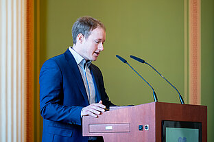Dr. Valentin Blank steht am Rednerpult und spricht.
