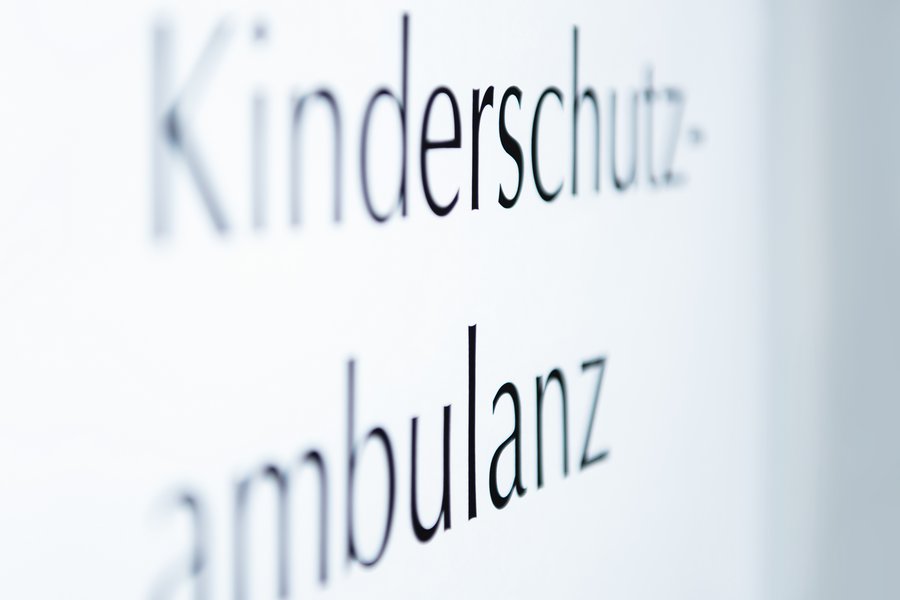 auf weißem Hintergrund steht zweizeilig das Wort Kinderschutz-ambulanz. Teile der Schrift sind verschwommen.  auf weißem Hintergrund steht zweizeilig das Wort Kinderschutz-ambulanz. Teile der Schrift sind verschwommen.