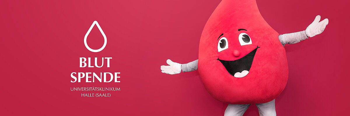 Ein rotes Maskottchen in Blutstropfen-Form breitet freundlich die Arme aus.