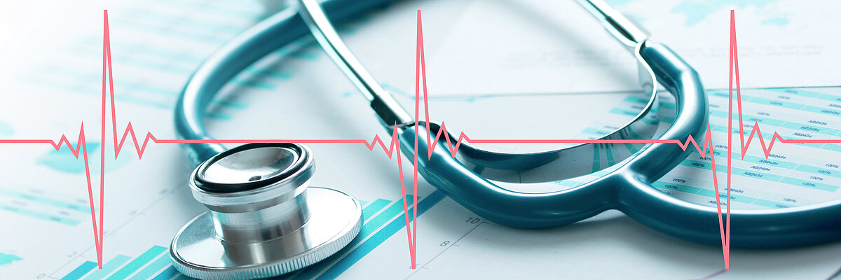Stetoskop auf einem EKG-Befund