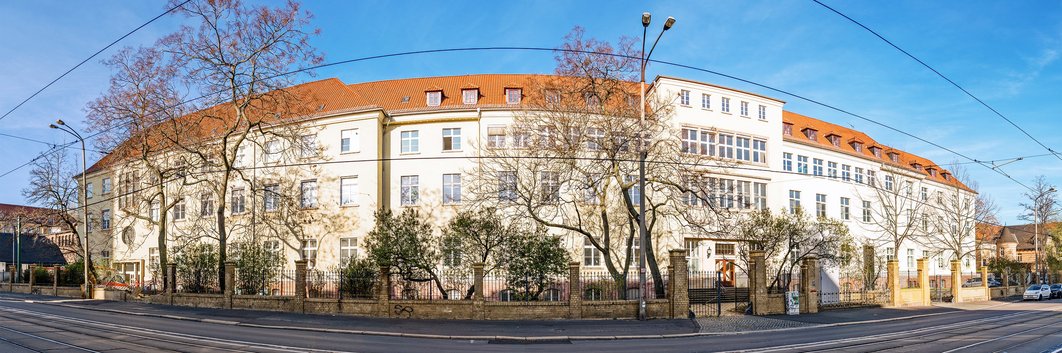 Blick auf Gebäude der MedFak in der Magdeburger Straße
