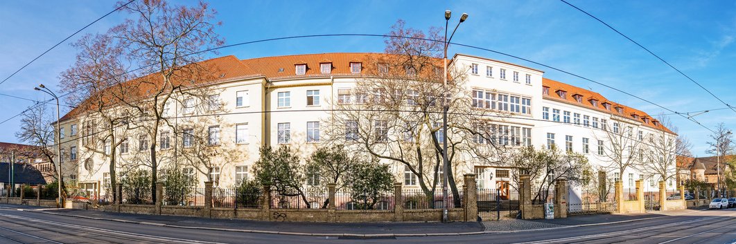 Blick auf Gebäude der MedFak in der Magdeburger Straße