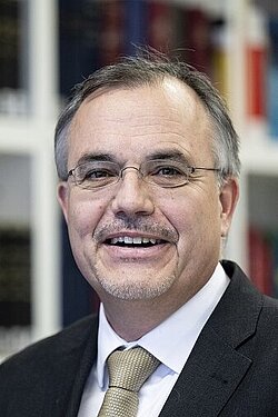 Prof. Dr. iur. Henning Rosenau