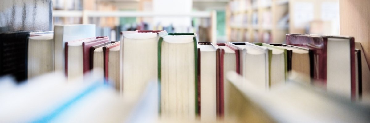 Blick auf Bücher in einem Bücherregal