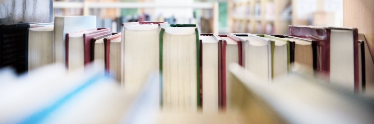 Blick auf Bücher in einem Bücherregal