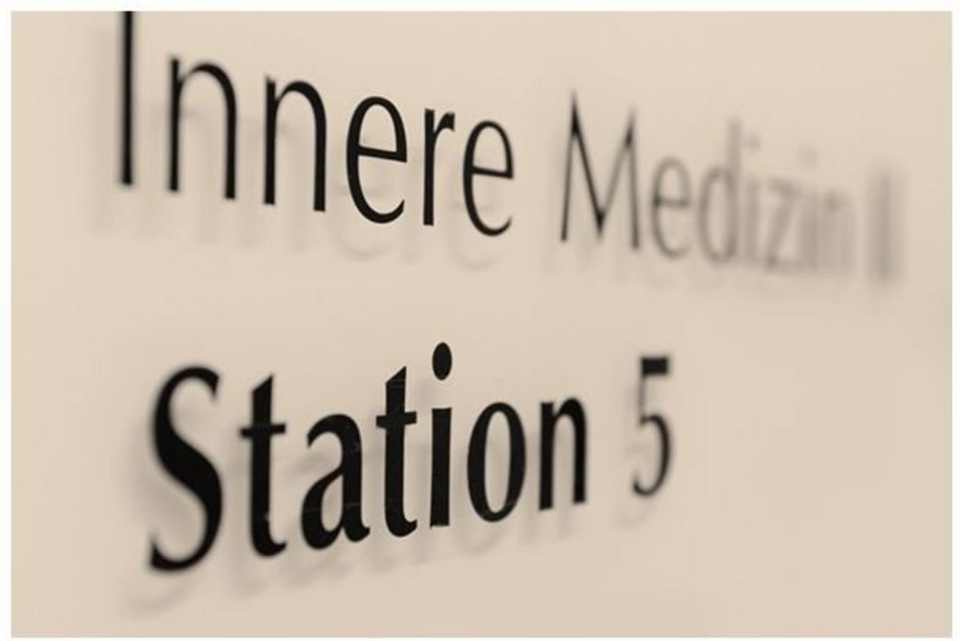 Schild mit Aufschrift Station 5