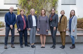 Gruppenbild mit Prof. Dr. Rüdiger Horstkorte (Studiendekan), Prof. Dr. Gabriele Meyer (Institut für Gesundheits- und Pflegewissenschaften), Prof. Dr. Sabine Striebich (Institut für Gesundheits- und Pflegewissenschaften), Prof. Dr. Heike Kielstein (Dekanin), Christiane Becker (Pflegedirektorin), Annett Stephan (AzfG), Josefine Börstler (UMMD)