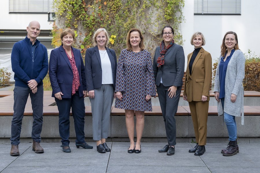 Gruppenbild mit Prof. Dr. Rüdiger Horstkorte (Studiendekan), Prof. Dr. Gabriele Meyer (Institut für Gesundheits- und Pflegewissenschaften), Prof. Dr. Sabine Striebich (Institut für Gesundheits- und Pflegewissenschaften), Prof. Dr. Heike Kielstein (Dekanin), Christiane Becker (Pflegedirektorin), Annett Stephan (AzfG), Josefine Börstler (UMMD)  Gruppenbild mit Prof. Dr. Rüdiger Horstkorte (Studiendekan), Prof. Dr. Gabriele Meyer (Institut für Gesundheits- und Pflegewissenschaften), Prof. Dr. Sabine Striebich (Institut für Gesundheits- und Pflegewissenschaften), Prof. Dr. Heike Kielstein (Dekanin), Christiane Becker (Pflegedirektorin), Annett Stephan (AzfG), Josefine Börstler (UMMD)