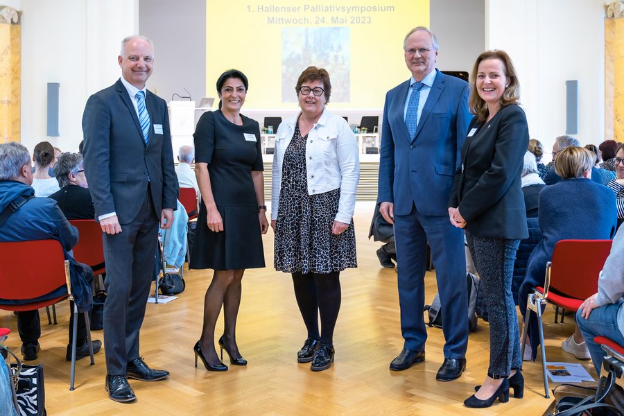 Gruppenfoto: Prof. Dr. Michael Bucher, Dr. Lilit Flöther, Ministerin Petra Grimm-Benne, Prof. Dr. Thomas Moesta und Prof. Dr. Heike Kielstein (von links nach rechts).   Gruppenfoto: Prof. Dr. Michael Bucher, Dr. Lilit Flöther, Ministerin Petra Grimm-Benne, Prof. Dr. Thomas Moesta und Prof. Dr. Heike Kielstein (von links nach rechts). 