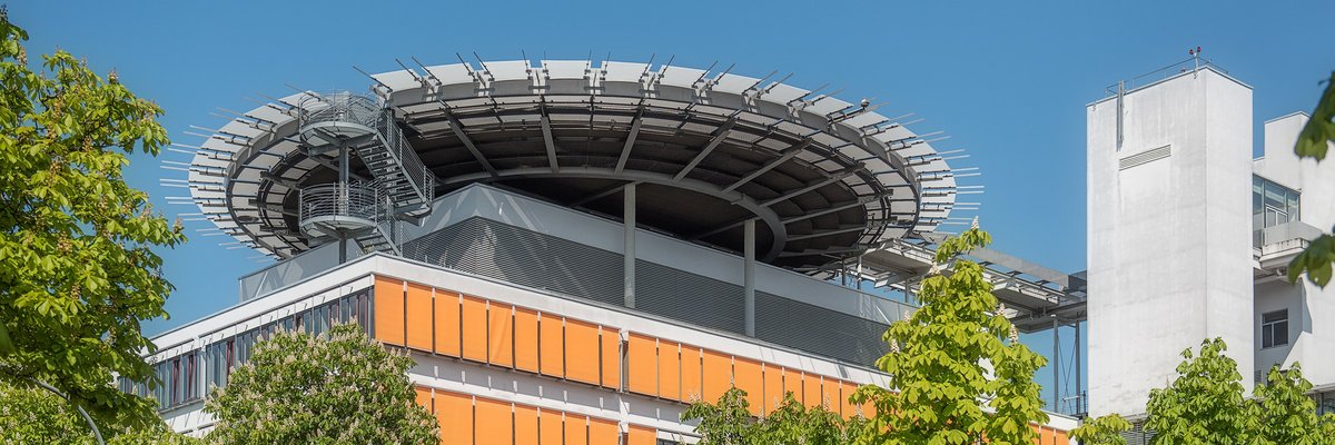 Hauptbegäude des UKH mit Blick auf Hubschrauberlandeplatz