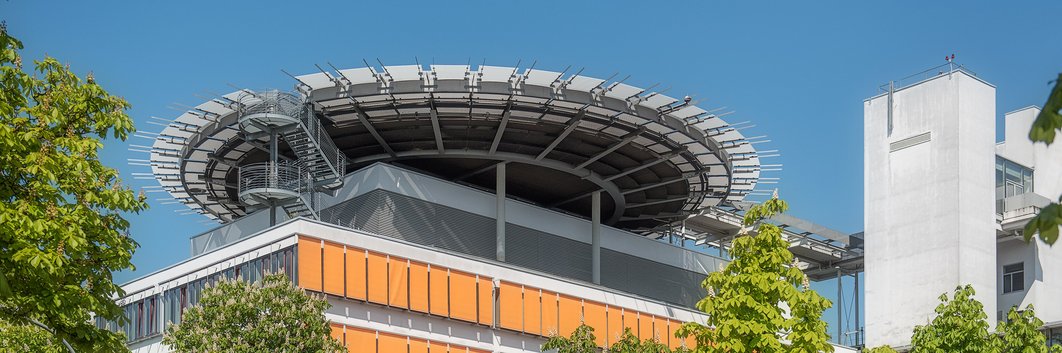 Hauptbegäude des UKH mit Blick auf Hubschrauberlandeplatz