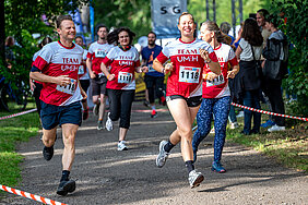Menschen laufen bei einem Sportevent