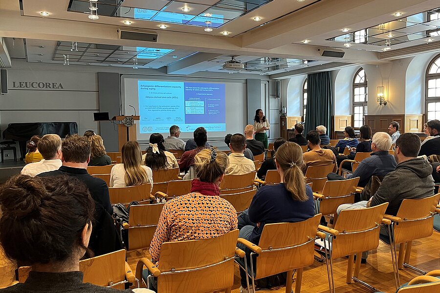 Ein Blick in den Konferenzsaal der Leucora in Wittenberg. Im Hintergrund wird eine Präsentation an die Wand projiziert. Rund 40 Personen hören dem Vortrag zu.  Ein Blick in den Konferenzsaal der Leucora in Wittenberg. Im Hintergrund wird eine Präsentation an die Wand projiziert. Rund 40 Personen hören dem Vortrag zu.