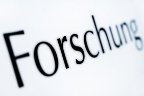 Das Wort "Forschung" seitlich abfotografiert.