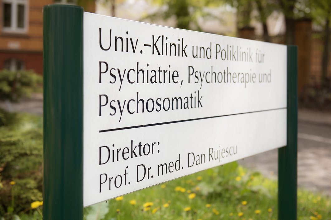 Schild am Eingang der Psychiatrie