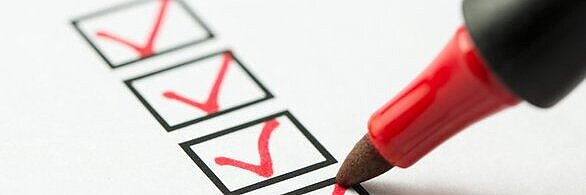 Checkliste  wird mit rotem Stift abgehakt