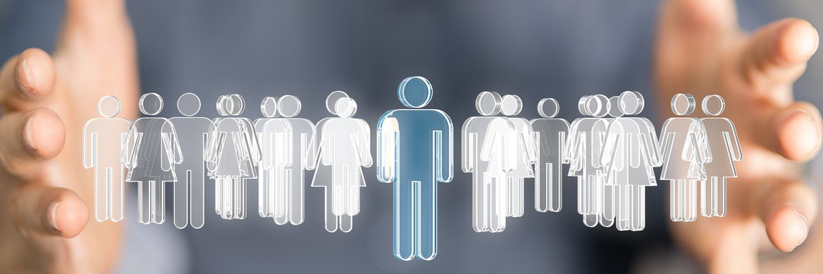 Eine Person hält mit beiden geöffneten Händen symbolisch eine Reihe von grafischen Figuren zusammen. 