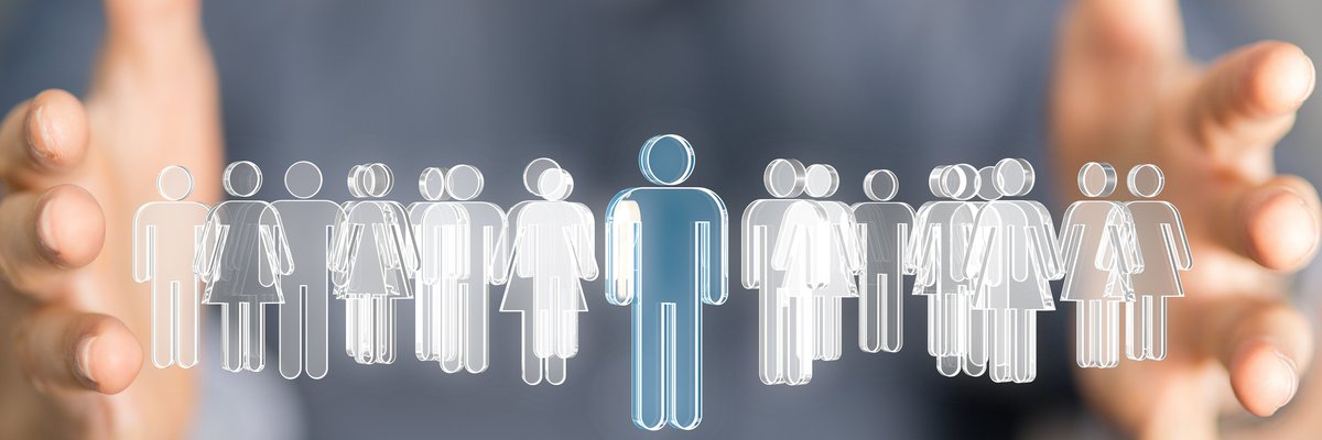 Eine Person hält mit beiden geöffneten Händen symbolisch eine Reihe von grafischen Figuren zusammen.