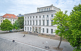 Das Foto zeigt das altehrwürdige, weiße, kubische Löwengebäude, das heute als Hauptgebäude der Universität Halle bekannt ist. Es wurde im Jahr 1834 errichtet.