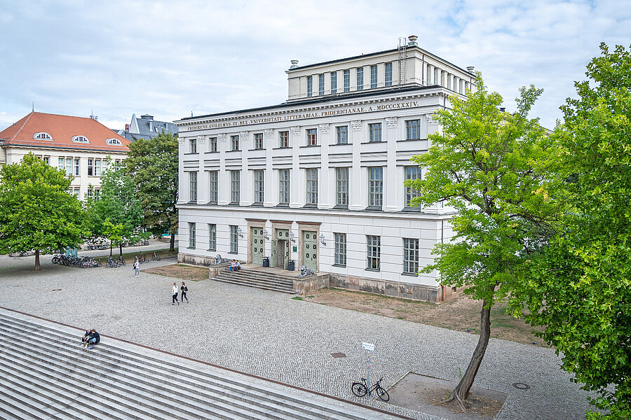Das Foto zeigt das altehrwürdige, weiße, kubische Löwengebäude, das heute als Hauptgebäude der Universität Halle bekannt ist. Es wurde im Jahr 1834 errichtet.  Das Foto zeigt das altehrwürdige, weiße, kubische Löwengebäude, das heute als Hauptgebäude der Universität Halle bekannt ist. Es wurde im Jahr 1834 errichtet.