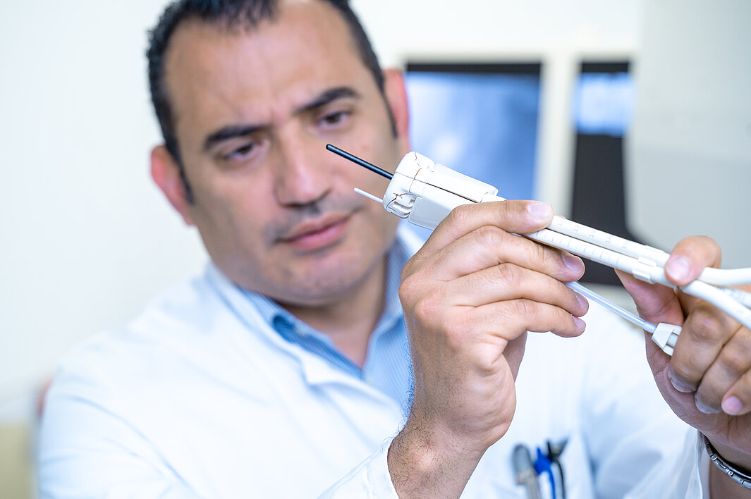 Arzt blickt auf einen Applikator für die Brachytherapie