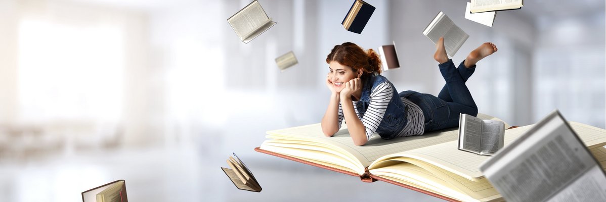 Frau liegt auf einem geöffnetem schwebendem Buch, rundherum fliegen ebenfalls Bücher