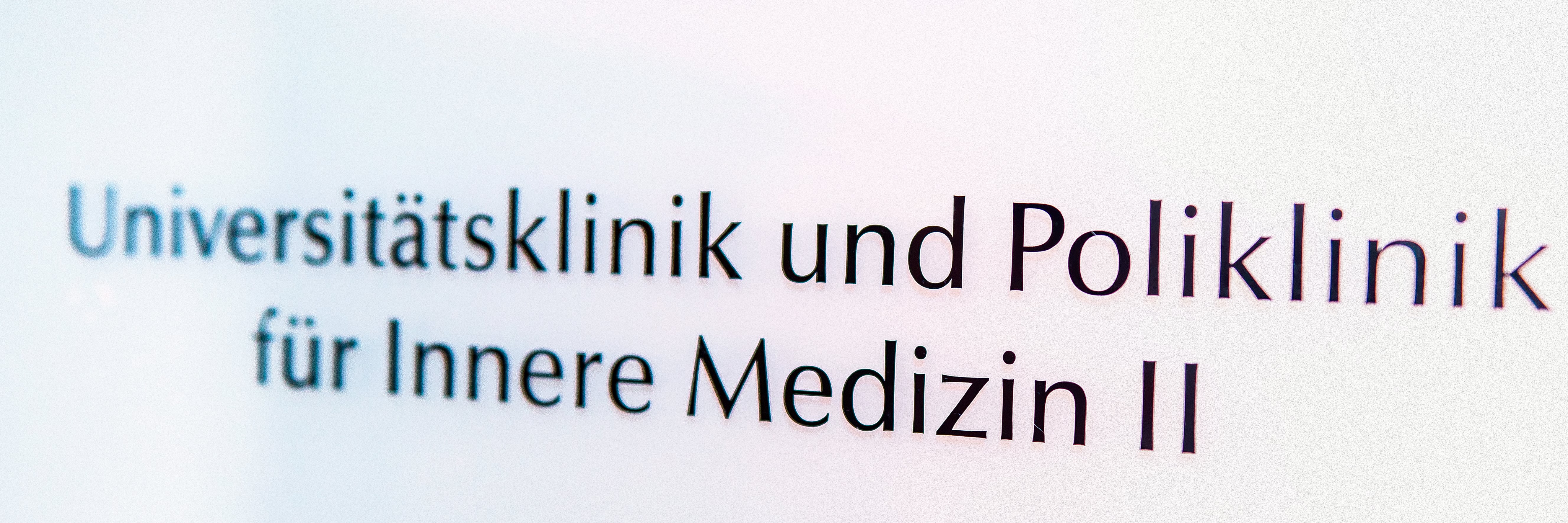 Schild mit der Aufschrift Universitätsklinik und Poliklinik für Innere Medizin II