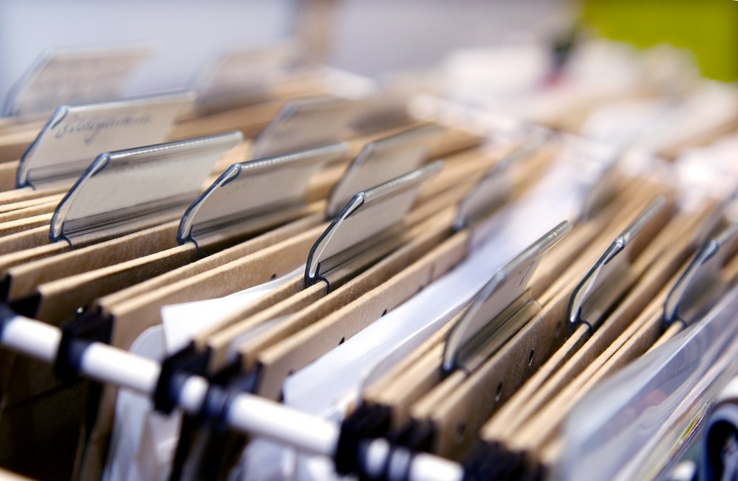 Hängeregister in einem Aktenschrank