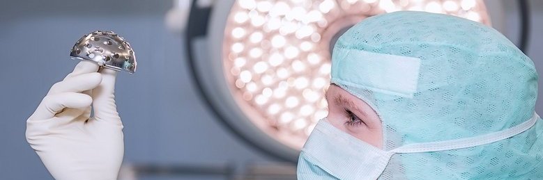 Eine Frau überprüft im Labor ein Instrument