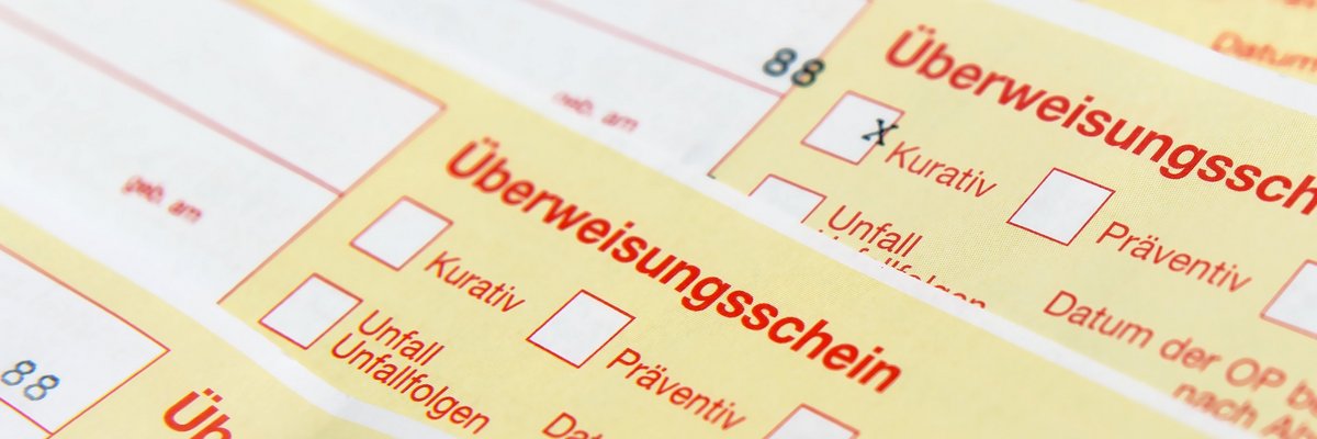 Ausschnitt von drei übereinanderliegenden Überweisungsscheinen