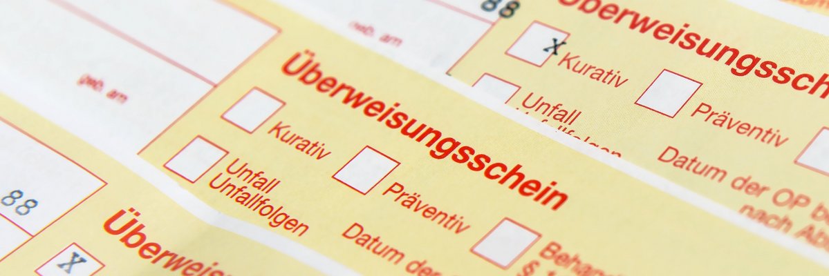 Ausschnitt von drei übereinanderliegenden Überweisungsscheinen