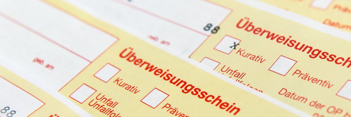 Ausschnitt von drei übereinanderliegenden Überweisungsscheinen