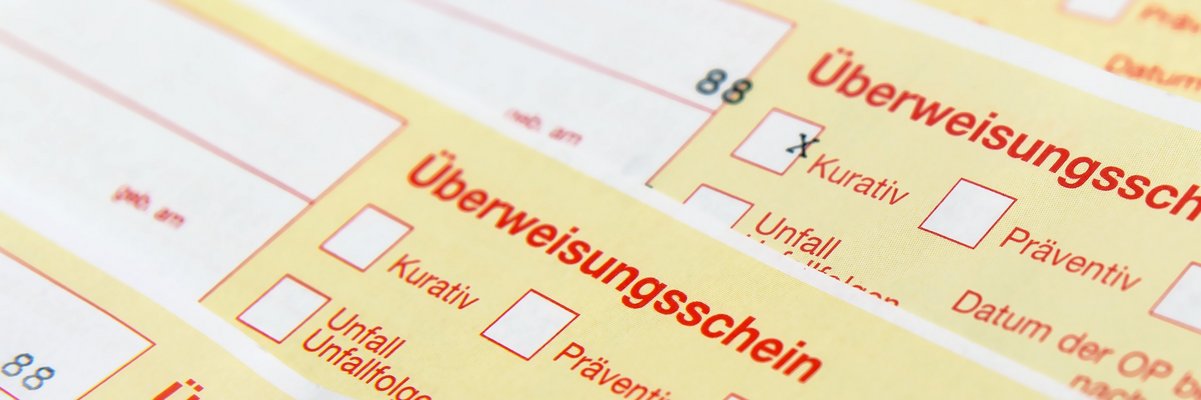 Ausschnitt von drei übereinanderliegenden Überweisungsscheinen