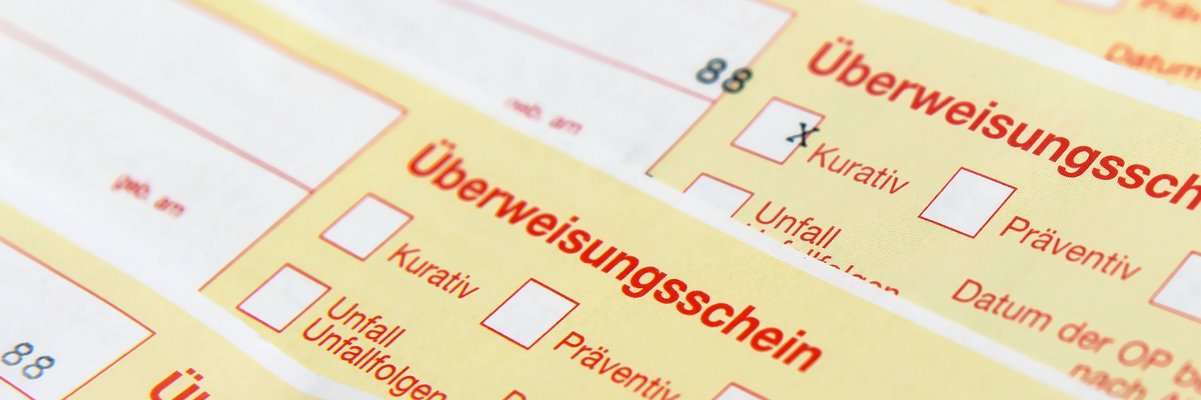 Ausschnitt von drei übereinanderliegenden Überweisungsscheinen