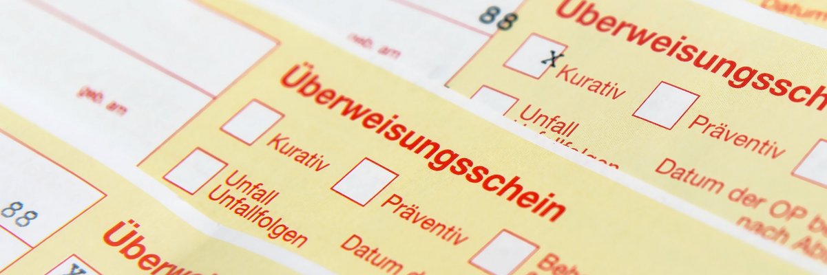 Ausschnitt von drei übereinanderliegenden Überweisungsscheinen