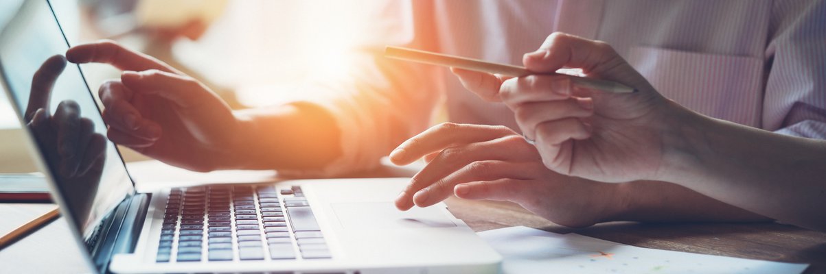 zwei Menschen in einer Besprechung am PC