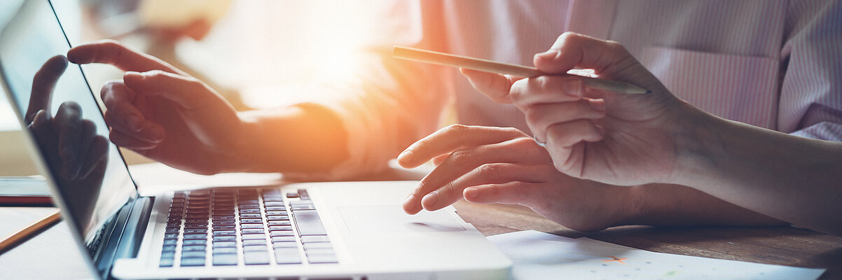 zwei Menschen in einer Besprechung am PC