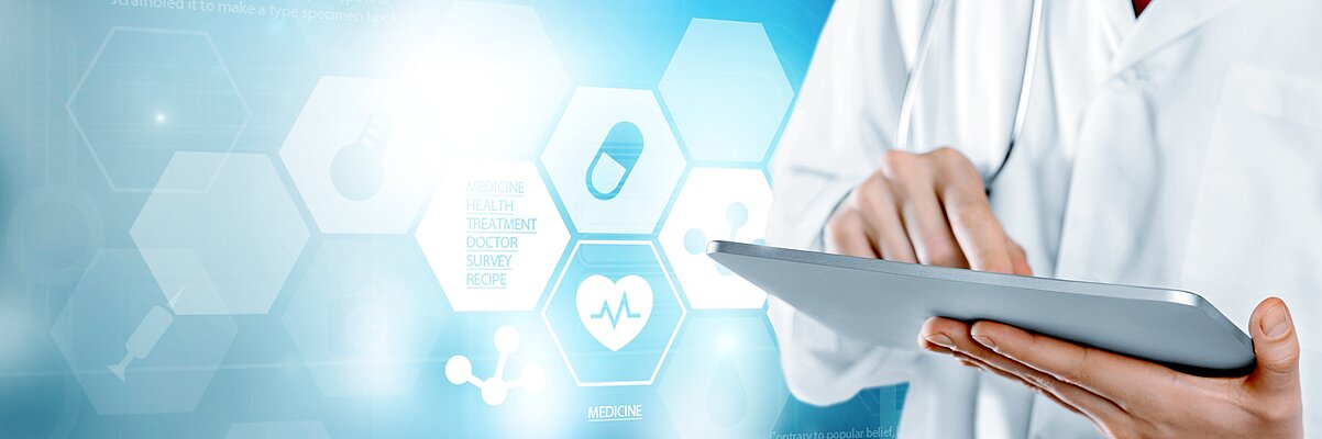 Mediziner arbeitet am Laptop, symbolisch sind nur die Hände zu sehen