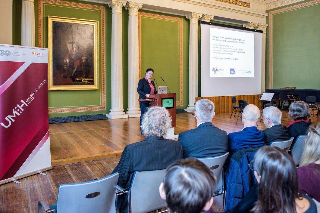 Die Rektorin der MLU begrüßt den vollen Festsaal im Löwengebäude.